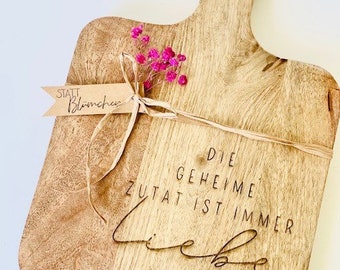 Graviertes Holzbrett "Die geheime Zutat ist immer Liebe" Dekobrett Hochzeitsgeschenk Geschenk zum Einzug Hölzerne Mangoholz Personalisiert