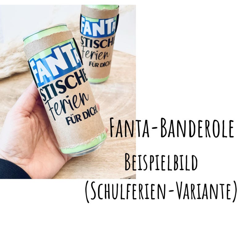 Puede incluir: Dos latas de refresco envueltas en papel marr&oacute;n con texto negro que dice "FANTA STISCHE Ferien FUR DICH!" El texto est&aacute; en alem&aacute;n. La imagen es un primer plano de las latas y el texto est&aacute; enfocado.