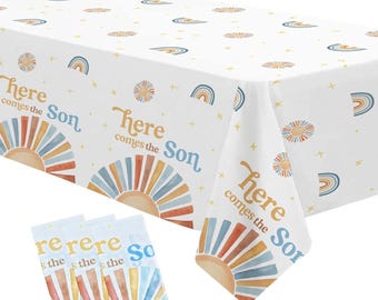 Puede incluir: Mantel y servilletas blancos con un patrón repetido de arcoíris, soles y estrellas. El mantel presenta el texto "Here comes the Son" con un gráfico de sol. Las servilletas también muestran el texto y el diseño del sol.