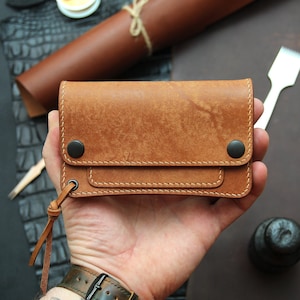 Mini-Trucker-Geldbörse aus Leder mit Ring für Kette oder Schlüsselband, Geldbörse für Biker oder Fahrer, luxuriöse kurze Trucker-Geldbörse aus Leder mit Schlüsselband