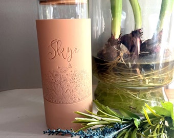 Personalized Glass Tumbler with Silicone sleeve, Glass cup with wooden straw, Gift for Mother’s Day, Gift for Bridal Party, Gift for Her