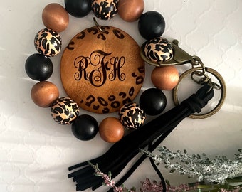 Personalized Wristlet Keychain, Engraved Keychain, Wood Bead Keychain, Bracelet Keychain, Gift for Her, Gift for Mom, Mama Keychain, Leopard