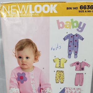 Puede incluir: Un patrón de bebé de New Look presenta a un bebé con pijama rosa con una aplicación de flores. El patrón incluye ilustraciones de varios conjuntos de bebé de punto, incluyendo un mono, tops, pantalones y una manta.