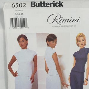 以下が含まれることがあります： Butterickの縫製パターン6502、Riminiのデザイン。パターンには、白いトップスとスカート、ネイビーブルーのドレスなど、女性用衣類のイラストが掲載されています。サイズ12-14-16。