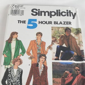 以下が含まれることがあります： Simplicityのブレザー用縫製パターン。パターンには、緑、オレンジ、赤など、さまざまなスタイルと色のブレザーの画像が掲載されています。パターンのテキストは「The 5 Hour Blazer」と書かれています。