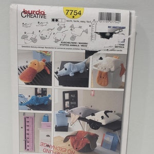 Puede incluir: Un patrón de costura para hacer animales de peluche. El patrón incluye instrucciones para hacer un pato, un perro, un gato y un panda. El patrón está impreso en un fondo blanco con texto negro e ilustraciones. El patrón está etiquetado como "7754" y "Kuscheltiere/Massba Stuffed Animals/Meas".