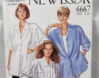 Pode incluir: Um padrão de costura New Look vintage, número 6667, com ilustrações de três modelos de camisas. A capa apresenta uma camisa branca, azul e listrada. Os tamanhos são 8-18.
