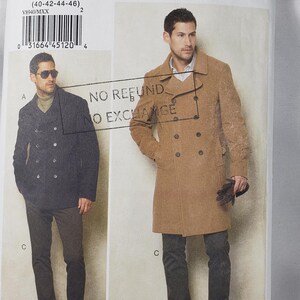 Peut inclure: Une pochette de patron de couture Vogue Patterns V8940 pour un manteau à double boutonnage. Le devant présente deux variantes : un caban gris anthracite et un manteau trench beige. Le texte NO REFUND NO EXCHANGE est imprimé au centre.