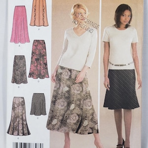 Könnte beinhalten: Simplicity 4881 Schnittmuster für 2 hour Röcke in Größe RR 14, 16, 18, 20. Die Hülle zeigt Illustrationen von sechs Rockvarianten in verschiedenen Farben und Mustern sowie Fotos von zwei Modellen, die die fertigen Rockdesigns tragen.