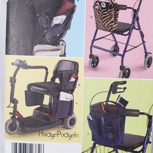 Könnte beinhalten: Eine Simplicity Schnittmusterhülle 2382 für Aufbewahrungstaschen an Mobilitätshilfen. Das Cover zeigt vier Abbildungen von dunklen Stofftaschen, die an einem Elektromobil und Rollatoren befestigt sind und verschiedene Gegenstände in Taschen halten.