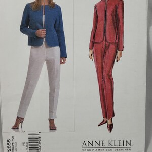 Puede incluir: Un sobre de patrón de costura para un traje Anne Klein Vogue American Designer, modelo V2855. El frente muestra ilustraciones de un conjunto de dos piezas con una chaqueta sin cuello y pantalones en dos variaciones de color: azul con blanco y rojo.