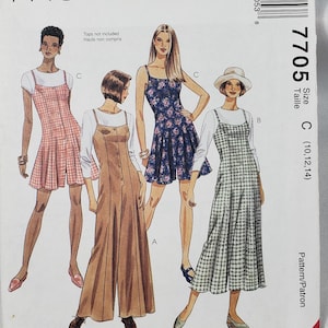 Könnte beinhalten: Set aus drei Keramikbechern mit gesprenkelter, matter Oberfläche. Die Becher sind in Creme-, Hellgrau- und Dunkelgrautönen gehalten. Jede Tasse hat ein schlichtes, minimalistisches Design.