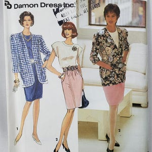 Puede incluir: Un sobre de patrón de costura Simplicity, número 7668, talla NN (10-16). El frente muestra ilustraciones de dos variaciones de atuendo: una chaqueta de pata de gallo azul con falda a juego y una chaqueta floral con falda rosa.