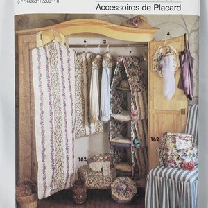 Könnte beinhalten: Ein Simplicity House 7708 Schnittmusterumschlag für Schrankzubehör. Das Cover zeigt Abbildungen von Kleidersäcken, hängenden Organizern und Aufbewahrungsboxen aus Blumenstoff. Der Text umfasst 7708, ONE SIZE und Closet Accessories.
