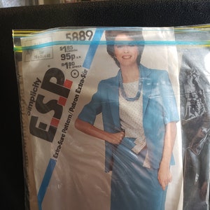 Könnte beinhalten: Ein Simplicity-Schnittmuster für einen blauen Blazer und Rock. Die Schnittmuster-Nummer ist 5889. Das Schnittmuster ist für extra-sichere Größen.