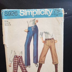 Peut inclure: Patron de couture Simplicity vintage, référence 8926, avec des illustrations de pantalons évasés de différents styles. Le patron propose des tailles pour une taille 10, avec un tour de taille de 61 cm. Le prix est indiqué à 75¢ aux États-Unis et 85¢ au Canada.