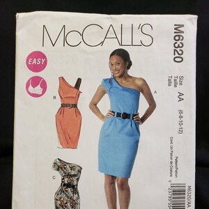 以下が含まれることがあります： マッコールズのドレス用裁縫パターン、サイズAA（6-8-10-12）。パターンには、フィットしたボディスとスカートのワンショルダーのドレス、フィットしたボディスとスカートのワンショルダーのドレス、フィットしたボディスとスカートのワンショルダーのドレスの3つの異なるスタイルが含まれています。