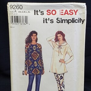 Könnte beinhalten: Schnittmuster für zwei Oberteile, eines mit geometrischem Muster und das andere in einfarbiger Creme. Das Schnittmuster heißt "It's So Easy, It's Simplicity" und die Nummer ist 9260.