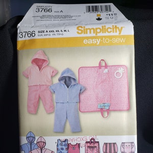 Puede incluir: Patrón de costura Simplicity número 3766, fácil de coser, para las tallas XXS, XS, S, M, L. El patrón incluye instrucciones para hacer una chaqueta con capucha, una bolsa de pañales y una alfombra para cambiar pañales. El patrón es rosa y blanco con estampado de leopardo.
