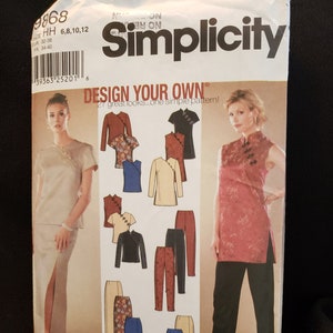 Puede incluir: Patrón de costura Simplicity número 9868 para las tallas 6, 8, 10 y 12. El patrón es para un diseño propio de top y pantalones con 27 looks diferentes. El patrón muestra a una mujer con un top de manga larga con cuello mandarín y pantalones.