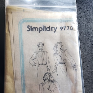 Simplicity 9773, sewing pattern for Vintage 1980s Blouse with Three-In-One Convertible Collar Pattern - size 12 - UNCUT FF OOP
