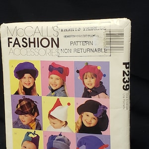 Puede incluir: Un patrón vintage de McCall's Fashion Accessories para sombreros infantiles. El patrón presenta varios diseños de sombreros, incluyendo boinas y gorros. El patrón se adapta a bebés, niños pequeños y niños con tamaños de cabeza de 50 a 55 cm.