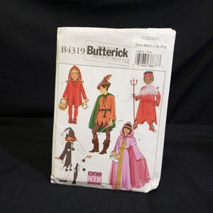 Puede incluir: Un patrón de costura para disfraces de niños. El patrón incluye cuatro disfraces: una caperucita roja, un bufón, un caballero medieval y un diablo. El patrón es de Butterick y está disponible en tallas pequeña, mediana, grande y extra grande.