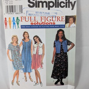 Puede incluir: Un sobre de patrón de costura Simplicity, número 7092, talla FF 18W-24W. La portada presenta ilustraciones de cuatro estilos de vestidos diferentes, incluyendo un vestido con estampado floral, un vestido azul liso y un vestido con chaleco. Texto: Full Figure Solutions.