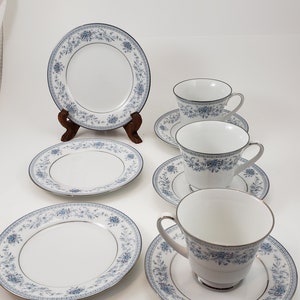 PARTIA 3 filiżanek i spodków Noritake Blue Hill Pattern 2482 oraz 3 talerzyków do chleba - dobry stan - porcelana kostna 1973-1996, wycofane z produkcji