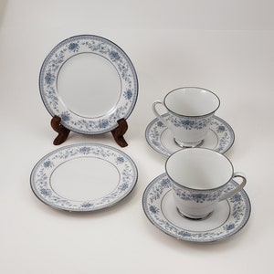 PARTIA 2 filiżanek i spodków Noritake Blue Hill Pattern 2482 oraz 2 talerzyków do chleba – dobry stan – porcelana kostna z lat 1973–1996, wycofana z produkcji