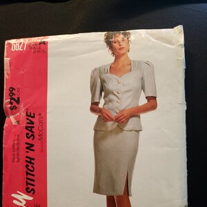 Puede incluir: Un patrón de costura vintage para un traje de mujer. El patrón es para las tallas 8-10-12 y se llama "Easy Stitch 'N Save" de McCall's. El patrón presenta una chaqueta blanca con un escote de corazón y una falda a juego con una abertura lateral.