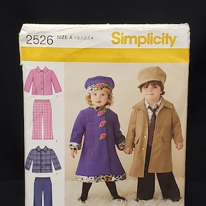 Puede incluir: Patrón de costura Simplicity número 2526 para las tallas A 1/2, 1, 2, 3, 4. El patrón incluye instrucciones para hacer un abrigo morado con ribete de estampado de leopardo, un abrigo marrón con corbata, una camisa y pantalones rosas, y una camisa a cuadros y pantalones azules. El patrón también incluye instrucciones para hacer un sombrero.