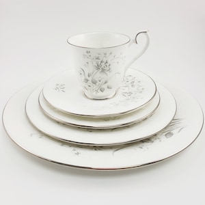 Royal Albert Bone China For All Seasons MOON GLOW - 5-teiliges Gedeck beinhaltet Abendessen, Mittagessen, Brot, Teetasse und Untertasse