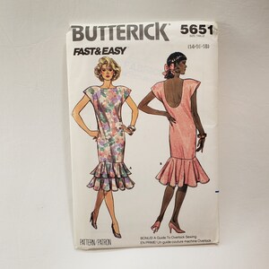 Puede incluir: Un patrón de costura vintage para un vestido, con dos modelos que llevan diferentes versiones del vestido. El patrón es de Butterick y está etiquetado como "Fast & Easy" y "5651 (14-16-18)".