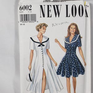 以下が含まれることがあります： セーラーカラーのドレス2着のイラストが描かれたNew Look 6002の型紙封筒。1着は無地の白でフロントボタン付き、もう1着は白の星柄が入ったダークブルーのドレス。テキストには6002、サイズ8-18、Bin Number 88と記載されている。