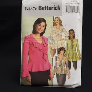 Peut inclure: Une enveloppe de patron de couture pour un chemisier pour femme. Le patron est de Butterick et le numéro de patron est B4876. L'enveloppe montre trois styles différents de chemisiers, un en rose, un en vert et un en imprimé multicolore.