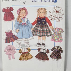 Puede incluir: Un sobre de patrón de costura Simplicity 9381 para ropa de muñeca de 18 pulgadas. El frente presenta ilustraciones de dos muñecas con varios atuendos, incluidos vestidos, un chaleco y un gorro, con diseños de ropa adicionales alrededor.