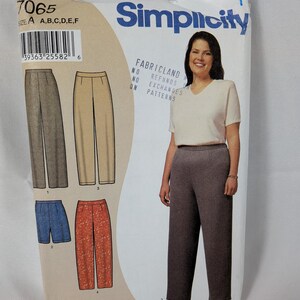 Puede incluir: Patrón de costura Simplicity 7065, talla A, con ilustraciones de pantalones y shorts en varias telas. El paquete muestra a un modelo con pantalones grises y una blusa blanca con cuello en V, con el texto Fabricland no refunds.