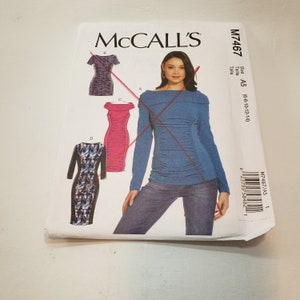 Peut inclure: Un patron de couture pour un haut bleu à manches longues avec un détail froncé à l'avant. Le patron est McCall's M7467 et est pour les tailles 6-8-10-12-14.