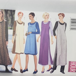 Puede incluir: Un paquete de patrones de costura Butterick con ilustraciones de cinco diseños de vestidos diferentes. Los vestidos son de varios colores, incluyendo marrón, blanco, azul, morado y gris. El paquete tiene el número 6259 y las palabras "Three Hour Classics".