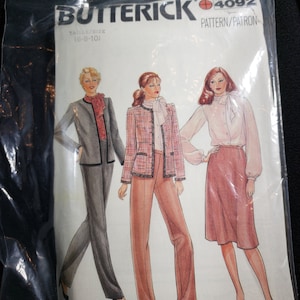 Peut inclure: Un patron de couture vintage de Butterick, numéro 4092, pour les tailles 16-8-10. Le patron présente trois femmes portant des tenues différentes : un blazer noir avec un pantalon, une veste à carreaux avec un pantalon et un chemisier blanc avec une jupe.