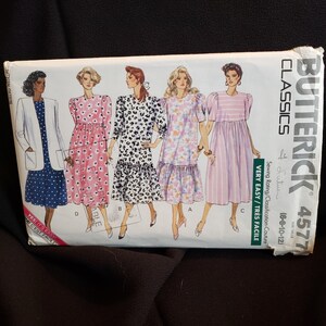 Peut inclure: Un patron de couture pour quatre robes différentes. Les robes sont toutes au niveau du genou et ont des motifs différents, y compris des fleurs, des imprimés léopard et des rayures. Le patron est de Butterick Classics et est étiqueté "Très facile".