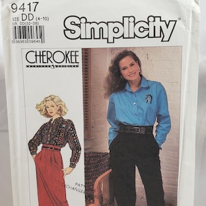 Könnte beinhalten: Simplicity-Schnittmusterumschlag mit Cherokee-Design. Der Umschlag zeigt Bilder einer Frau in blauem Hemd und schwarzer Hose sowie einer weiteren in einem gemusterten Oberteil und rotem Rock. Größe DD (4-10).