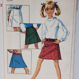 Puede incluir: Patrón de costura Simplicity número 6945 para una falda de niña. El patrón incluye tres estilos de falda diferentes: una falda de seis gajos, una falda de cadera y una minifalda. El patrón es para la talla 8 y cuesta 50 centavos.