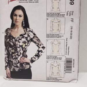 Peut inclure: Un patron de couture pour un haut femme avec quatre styles différents. Le patron comprend un col rond avec des manches courtes, un col rond avec des manches 3/4, un col en V avec des manches courtes et un col en V avec des manches longues. Le patron est pour les tailles 16-18-20-22.