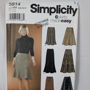 Könnte beinhalten: Eine Simplicity 5914 Schnittmusterhülle für sechs Rockmodelle in den Größen HH 6, 8, 10, 12. Die Vorderseite zeigt ein Foto eines Rocks, Illustrationen von sechs Rockvarianten mit den Buchstaben A bis F und den Text Simplicity 6 skirts made easy.