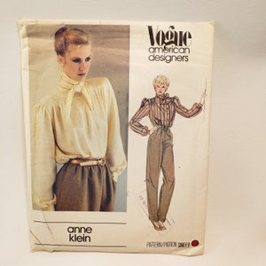 Puede incluir: Patrón de costura vintage Vogue American Designers para una blusa y pantalones de Anne Klein. El número de patrón es 2611.