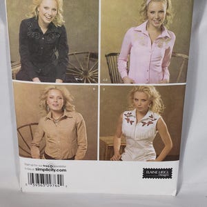 Puede incluir: Patrón de costura Simplicity 4199. El patrón presenta cuatro imágenes de una mujer que lleva diferentes camisas de estilo occidental. El patrón incluye tallas RR 14, 16, 18 y 20, con tallas europeas 40-46 y francesas 42-48.