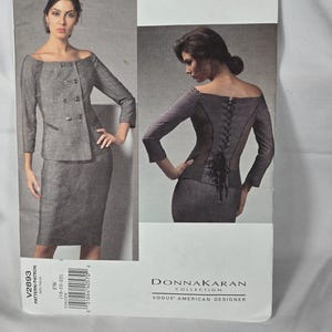 Könnte beinhalten: Eine Schnittmusterhülle für ein Outfit der Donna Karan Collection Vogue American Designer, Modell V2893, mit einer grauen schulterfreien Jacke mit zweireihigen Knöpfen und passendem Rock sowie einer Rückansicht mit Schnür-Korsett-Detail.