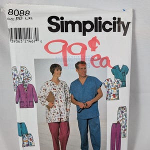 Könnte beinhalten: Ein Simplicity Schnittmusterumschlag, Nummer 8088, Größe BB L,XL. Die weiße Papierverpackung zeigt Abbildungen von Kasacks, Hosen und einer Strickjacke. Der Text umfasst "Simplicity", "8088", "SIZE BB L,XL" und ein großes rotes "99¢ ea".